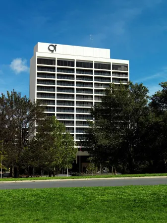 QT Canberra, an EVT hotel Отели рядом с достопримечательностью «Australian Academy of Science»
