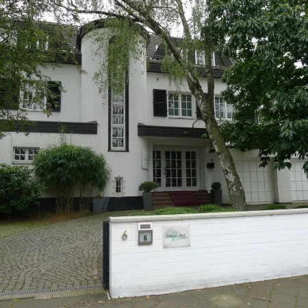 Hotel Villa im Park Отели рядом с достопримечательностью «Императорский дворец в Кайзерсверте»