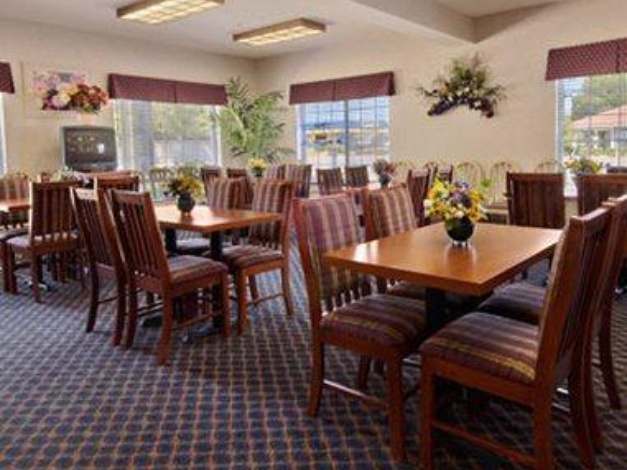 Days Inn & Suites by Wyndham Gresham