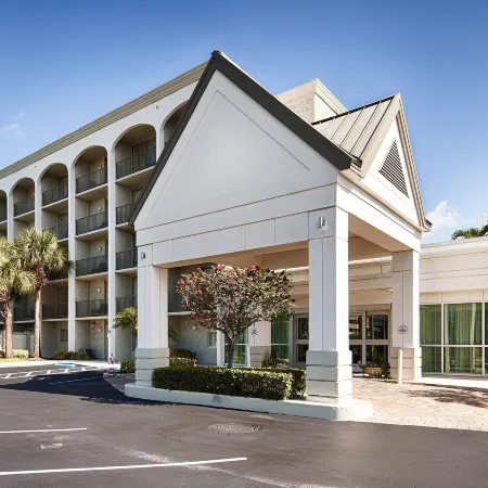Best Western Plus Windsor Inn Отели рядом с достопримечательностью «Мимо»