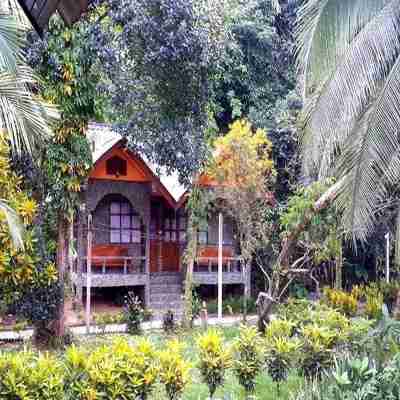 Tree Tops River Huts Hotel Exterior