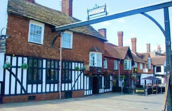 克勞利蓋特威克温德姆華美達酒店