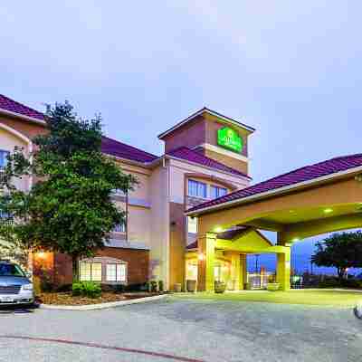 La Quinta Inn & Suites by Wyndham New Braunfels Hotel Exterior