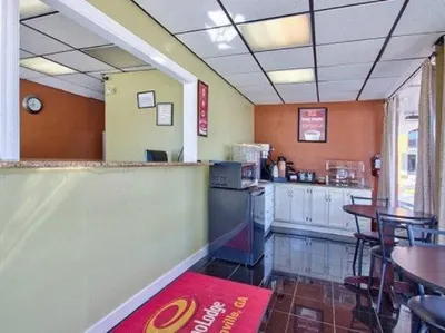 伊克諾旅館 多納森維爾住宿飯店