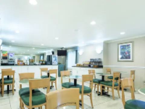 La Quinta Inn & Suites by Wyndham Detroit Utica