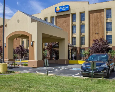 Comfort Inn Wethersfield - Hartford Отели рядом с достопримечательностью «RHHS Soccer Field»