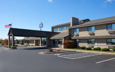 AmericInn by Wyndham Eau Claire Отели в г. Уитон