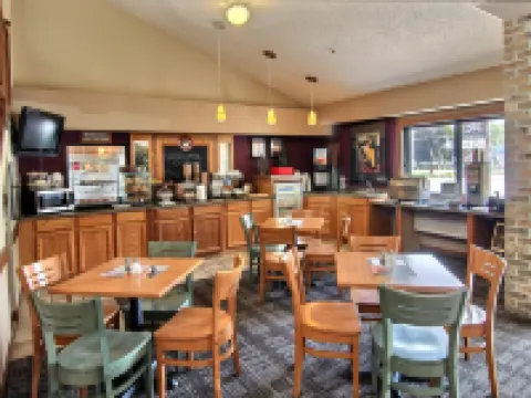 Traverse City花卉酒店及套房 大特拉弗斯縣酒店
