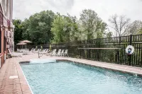 Comfort Inn & Suites Sturbridge-Brimfield - Pools