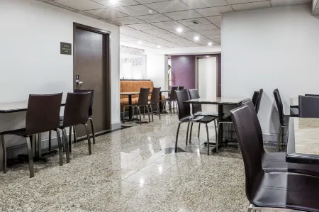 Comfort Inn Sandy Springs - Perimeter Отели рядом с достопримечательностью «Azalea Park Boardwalk, Roswell»