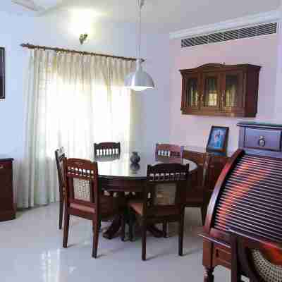Fortbeach Service Apartments Dining/Meeting Rooms