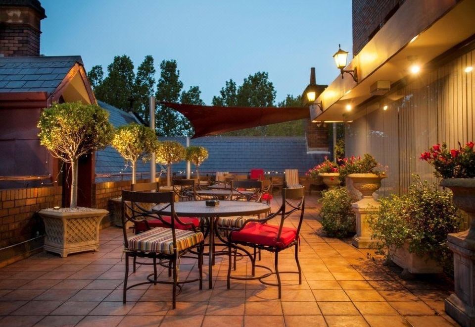 5. 서 스탬포드 앳..