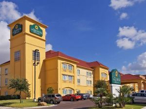 La Quinta Inn & Suites by Wyndham Laredo Airport