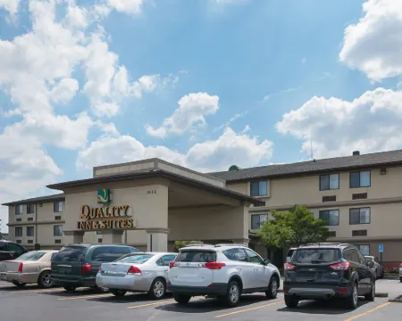 Quality Inn & Suites Detroit Metro Airport Hôtels à : Romulus