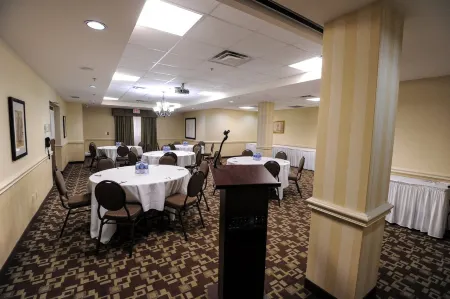 Monte Carlo Inn Barrie - Newly Renovated