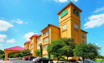 La Quinta Inn & Suites by Wyndham San Antonio Northwest