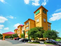 La Quinta Inn & Suites by Wyndham San Antonio Northwest Hotels in Helotes
