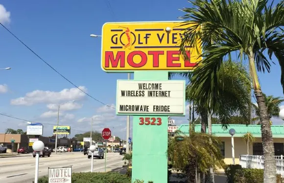 高爾夫景汽車旅館