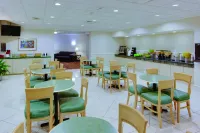 La Quinta Inn & Suites by Wyndham Boston-Andover - breakfast