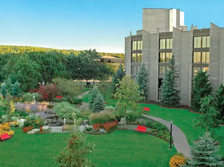 White Oaks Conference & Resort Spa Отели рядом с достопримечательностью «Сентенниал Лилак Гарден»