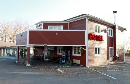 Hotel et Motel le Chateauguay Отели рядом с достопримечательностью «Pourvoirie du Lac Beauport»
