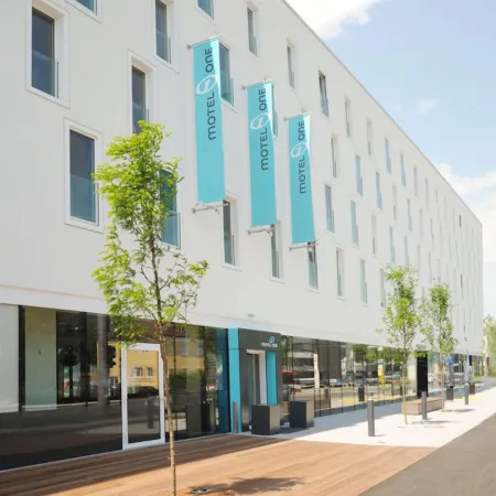 Motel One Salzburg-Süd Отели рядом с достопримечательностью «Шлос Хелльбрунн»
