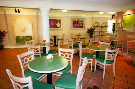 La Quinta Inn by Wyndham Stockton Отели рядом с достопримечательностью «In Season»