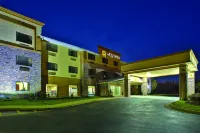 La Quinta Inn & Suites by Wyndham Fairborn Wright-Patterson Hotel dekat Park University