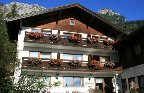 嘎斯陶斯西科勞斯旅館