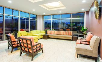 La Quinta Inn & Suites by Wyndham Far Rockaway - JFK Airport