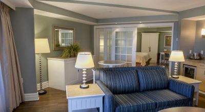 Deluxe King Suite with Sofa Bed Watkins Glen Harbor Hotel Photo