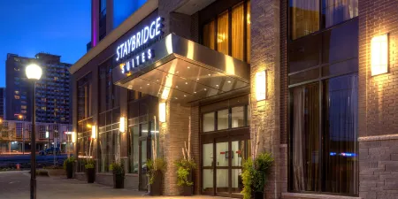 Staybridge Suites Hamilton - Downtown Отели рядом с достопримечательностью «McMaster University Centre for Continuing Education»