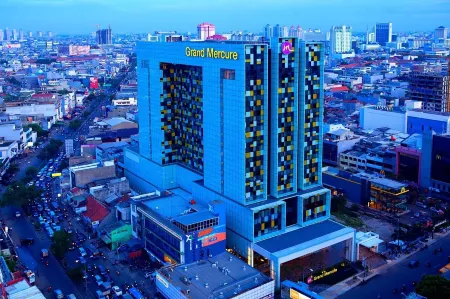 Grand Mercure Jakarta Harmoni Отели рядом с достопримечательностью «Централна джамия на Мънтенг»