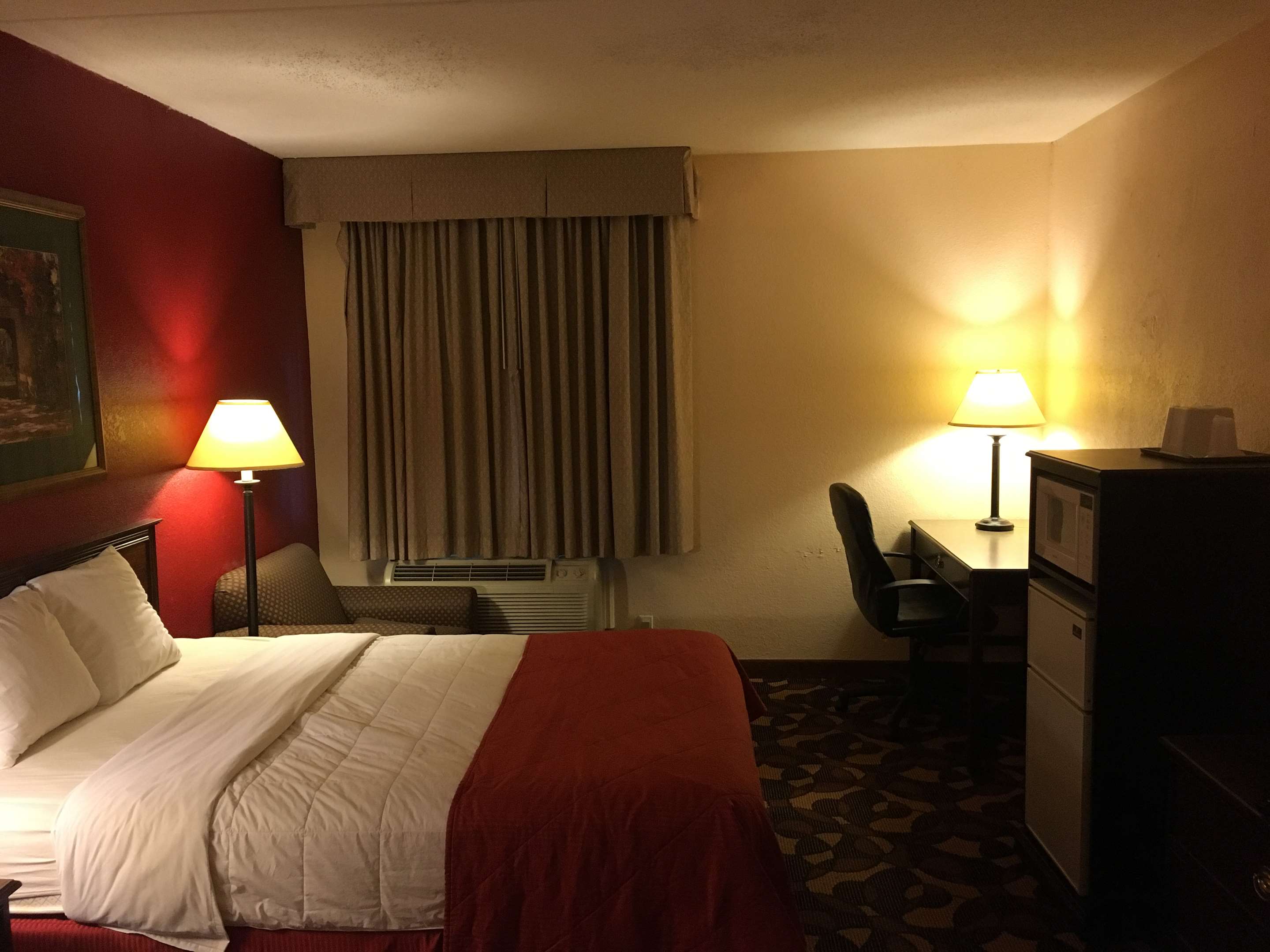 Econo Lodge Inn & Suites