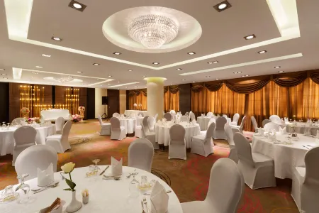 Howard Johnson by Wyndham Dammam Отели рядом с достопримечательностью «Marjan Island»