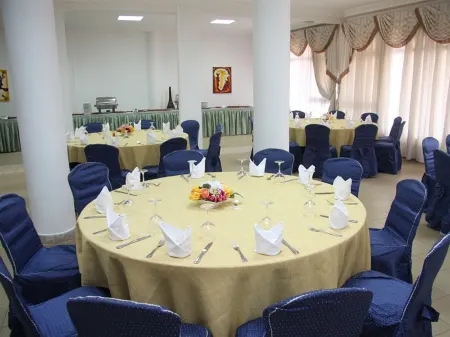 Splendid Hotel Отели в г. Kadiogo