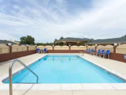 อเมริกาส์เบสต์แวลลู อินน์แอนด์สวีทส์ ซัมเทอร์ โรงแรมในซัมเทอร์