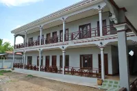 Mama Leurth Sunset Guesthouse Hotels in Khon