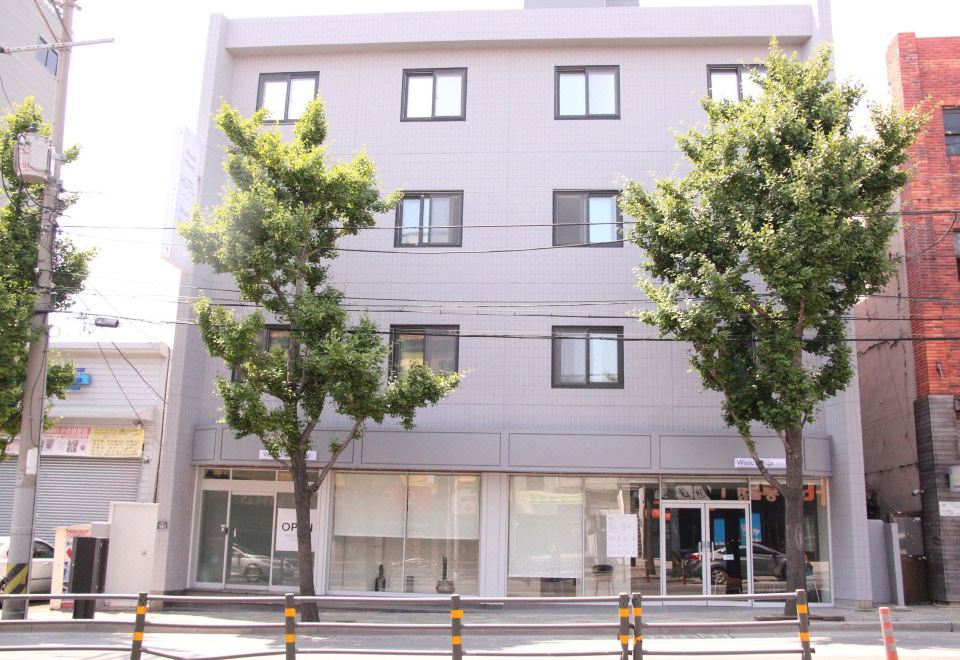 Wood House Hotel - Housity