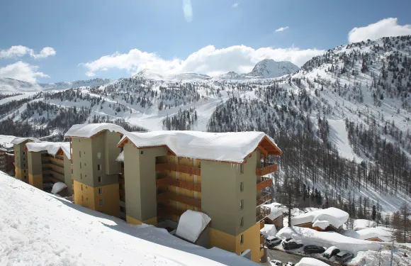 伊佐拉 2000 特拉斯 MMV 俱樂部住宅