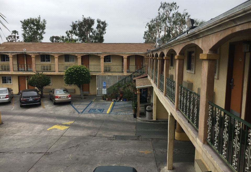 Colonial Pool u0026 Spa Motel-Long Beach Updated 2023 Room Price-Reviews u0026  Deals | Trip.com