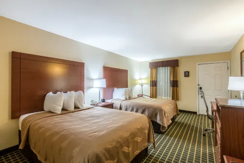 Quality Inn & Suites Near Lake Oconee Hotels in Greene County