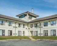 Days Inn by Wyndham Barrie Hotels near Aerie Store