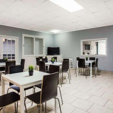 Quality Inn & Suites University Area Отели рядом с достопримечательностью «Торговый центр Tryon»