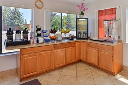 Travelodge by Wyndham Klamath Falls Отели рядом с достопримечательностью «Скилет Хандл трейлхед»