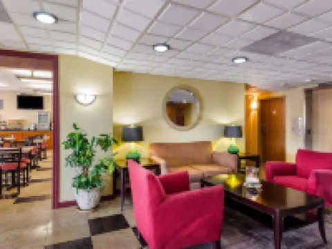 Comfort Inn & Suites Hotels in Fall River