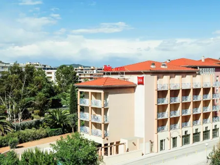 Ibis Hyères Centre Отели рядом с достопримечательностью «Mas Provencal La Richaude»