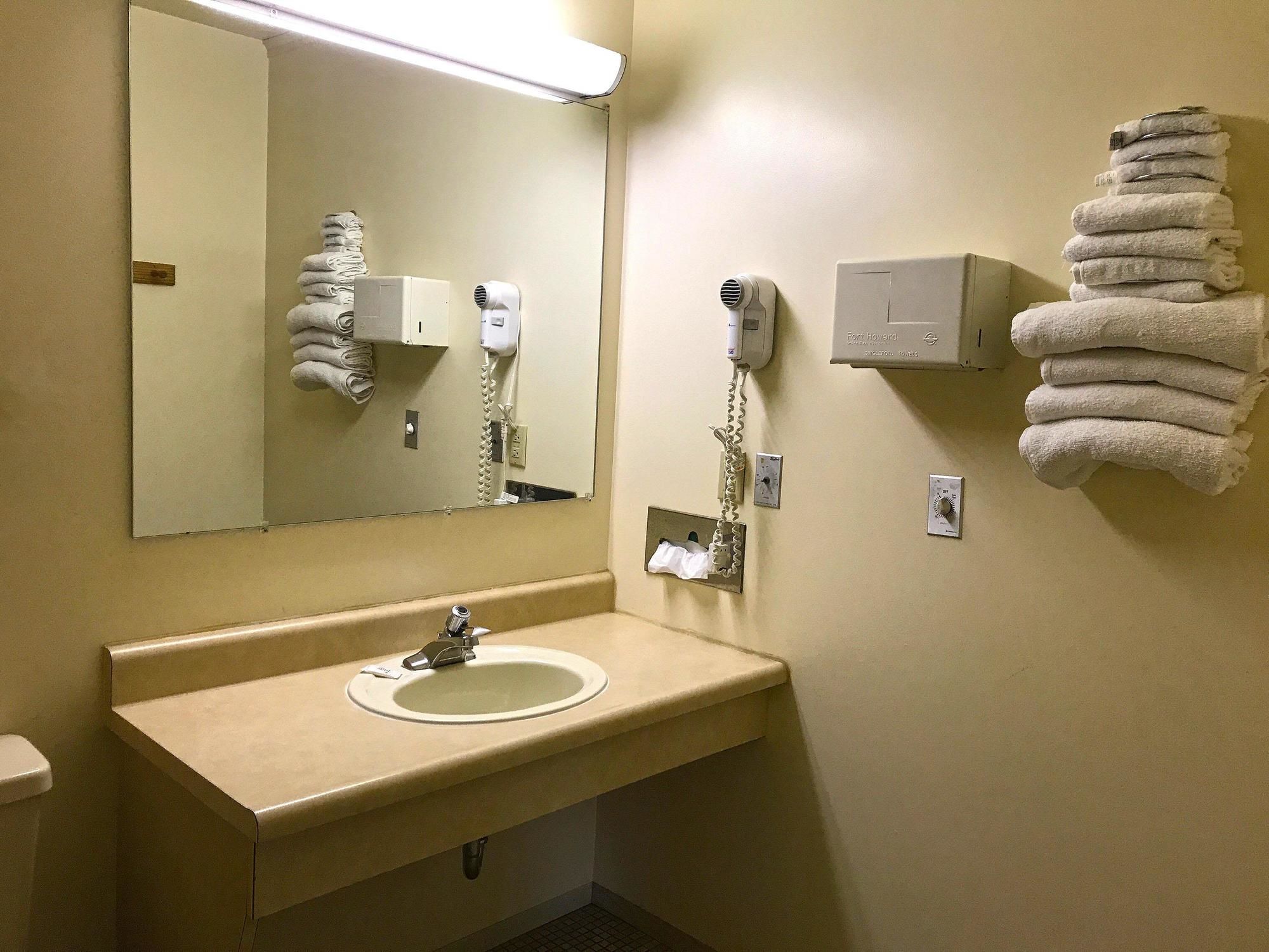 Econo Lodge Inn & Suites