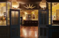 Strawberry Hill - bar