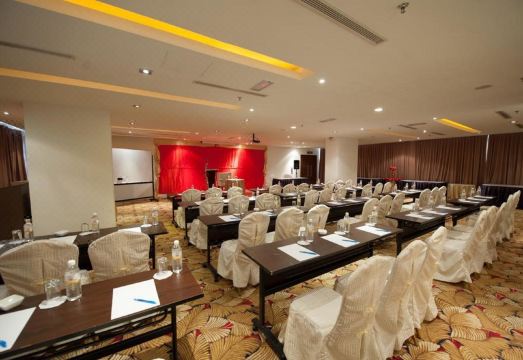 코타키나발루 시내의 활기찬 거리와 쇼핑몰 입구